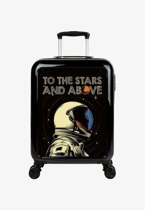 Maleta negra de carcasa dura con un gráfico de astronauta y el texto "HASTA LAS ESTRELLAS Y MÁS ALLÁ," sobre un fondo estrellado. Cuatro ruedas.