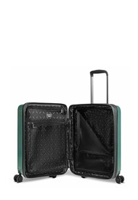 Maleta de plástico rígido verde con interior negro. Cuenta con bolsillos con cremallera, un asa retráctil y cuatro ruedas para facilitar el transporte.