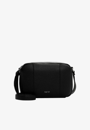 Borsa a tracolla nera in pelle con finitura testurizzata, forma rettangolare, chiusura con zip e tracolla regolabile. Presenta il logo "RUE 09" sul davanti.