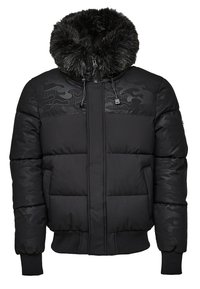 Chaqueta negra acolchada con capucha forrada de piel sintética, paneles de textura mate y brillante, puños acanalados y cierre frontal de cremallera.