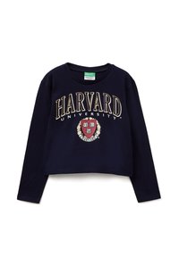 Námořnická dlouhá mikina s cropped střihem, na kter�é je v zlatém písmu nápis "HARVARD UNIVERSITY" a červený emblém se slovem "VERITAS" uprostřed. Materiál: bavlna.
