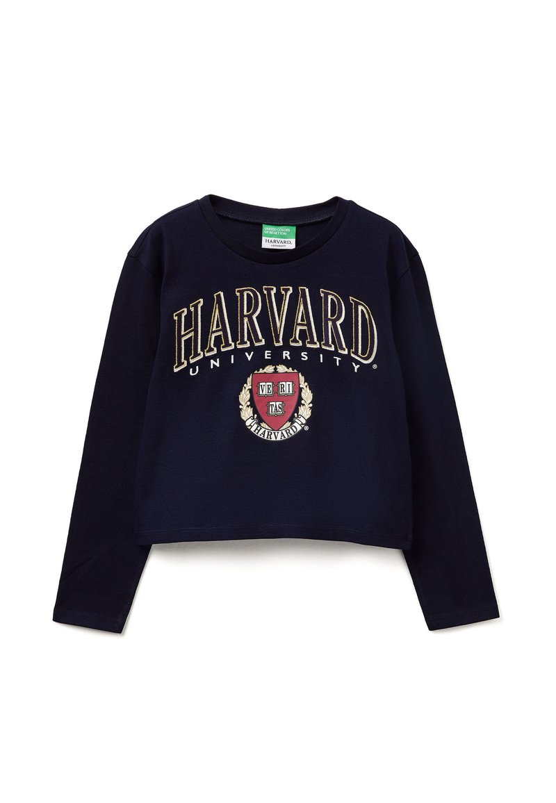 Námořnická dlouhá mikina s cropped střihem, na které je v zlatém písmu nápis "HARVARD UNIVERSITY" a červený emblém se slovem "VERITAS" uprostřed. Materiál: bavlna.