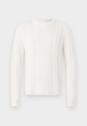 Maglione bianco lavorato a maglia con motivi a treccia, scollatura rotonda e polsini a costine. Presenta dettagli testurizzati e un design solido senza decorazioni.
