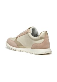 Baskets beige et rose en cuir et suède, avec des accents métalliques, un système de laçage et une semelle en caoutchouc texturé.
