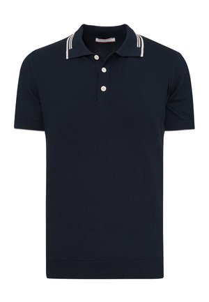 Tengerészkék rövid ujjú galléros póló három fehér gombbal és fehér csíkos gallérral.