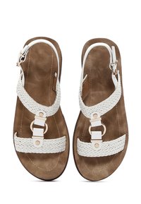 Witte gevlochten sandalen met een bruine faux suede zool. Heeft een ontwerp met brede banden, metalen accenten en een verstelbare gesp voor een stevige pasvorm.