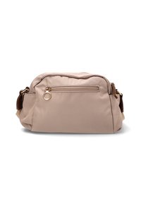 Bolso cruzado de nailon en color beige con un compartimento principal con cremallera, un bolsillo frontal con cremallera y acentos de cuero marrón. Forma compacta y rectangular.