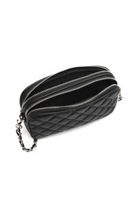 Borsa a tracolla nera trapuntata con chiusure a doppia zip, tracolla a catena e texture liscia. Forma rettangolare compatta con tasche interne.