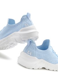 Himmelblaue gestrickte Sneakers mit einer strukturierten Oberseite, weißer klobiger Sohle und markenrechtlichem "LA"-Detailing an der Ferse. Weiches, elastisches Design.