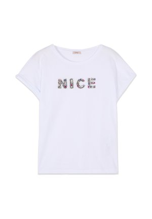 Hvid T-shirt med korte ærmer og rund hals, med ordet "NICE" stavet i flerfarvede dekorative rhinsten over brystet.