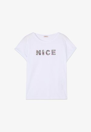 Hvid T-shirt med korte ærmer og rund hals, med ordet "NICE" stavet i flerfarvede dekorative rhinsten over brystet.