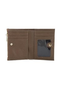 Portafoglio bifold marrone aperto che mostra più scomparti per carte, una finestra trasparente per l'ID con chiusura a scatto e una tasca con zip per monete sul lato.