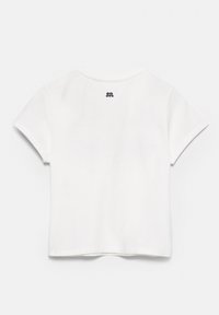 Weißes T-Shirt mit kurzen Ärmeln aus glattem Stoff, mit rundem Ausschnitt und einem kleinen schwarzen Logo nahe des hinteren Kragen.