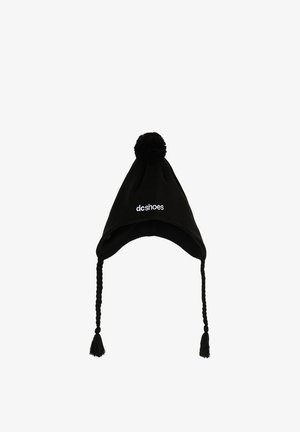Schwarze Wintermütze mit Ohrklappen, geflochtenen Quasten, Bommel oben und weißem DC Shoes Logo vorne in der Mitte.