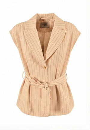 Blazer sans manches beige à fines rayures avec revers crantés, fermeture à un bouton et ceinture à nouer à la taille.