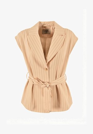 Blazer sans manches beige à fines rayures avec revers crantés, fermeture à un bouton et ceinture à nouer à la taille.