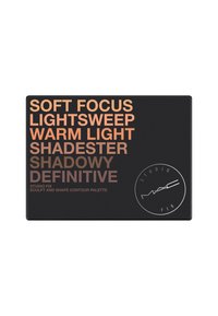 Palette de contour Studio Fix avec boîtier noir, présentant du texte dans différentes polices et teintes, détaillant les noms des nuances dans un design minimaliste.