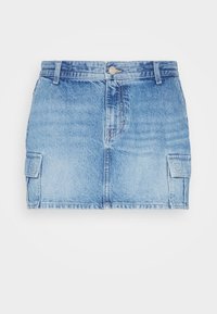 Džínová mini sukně v světle modré barvě s pěti kapsami, předním zapínáním na knoflík a bočními kapsami na náklad pro přidané detaily.