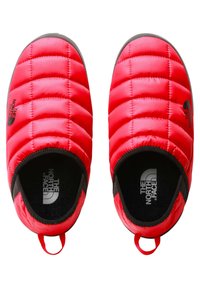 Scarpe slip-on rosse trapuntate con fodera interna nera, caratterizzate da una finitura testurizzata e una linguetta sul tallone per facilitare l'indossamento.