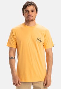 Yellow short-sleeve t-shirt made of soft cotton with a round neck and a black wave graphic on the left chest.