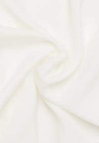 Tessuto bianco con una texture liscia e morbida, che presenta una leggera lucentezza. Il tessuto è drappeggiato, mostrando la sua fluidità e leggerezza.