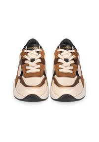 Sneaker marroni e beige realizzati in materiali scamosciati e in rete, con punta arrotondata, pannelli a contrasto e suola in gomma spessa con lacci crema.