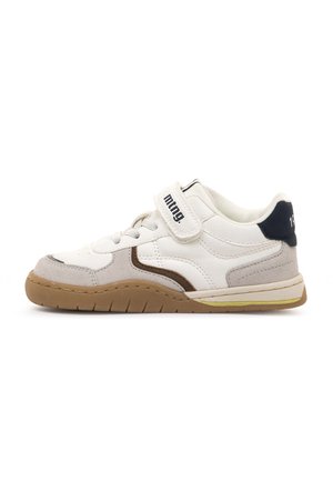 Zapatilla blanca y beige con detalles en marrón y negro, tira de velcro con la etiqueta "mtng" y suela lateral texturizada de color marrón claro.