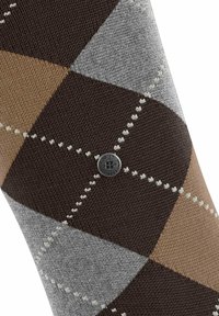 Calzini con motivo argyle in tonalità terrose di marrone, grigio e beige. Presentano cuciture bianche a contrasto e un dettaglio con bottone logo.