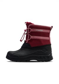 Winterlaars in bordeaux textiel met zwarte rubberen zool, voorzien van een gevoerde kraag, elastische vetersluiting en Hummel-logo detail.