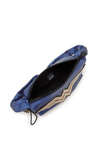 Borsa in nylon blu con chiusura a zip, caratterizzata da un design a chevron testurizzato in color sabbia. L'interno è in tessuto nero, che mette in risalto la sua forma elegante.