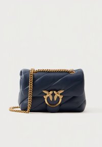 Mala tiracolo em pele azul-marinho com detalhes acolchoados, aplique dourado em forma de pássaro e alça em corrente. Forma retangular compacta.