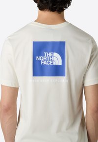 The North Face NSE TEE - Print T-shirt - white dune indigo plum