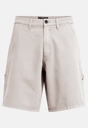 Μπεζ σορτς casual μέχρι το γόνατο με θηλιές για ζώνη, πλαϊνές και εμπρόσθιες τσέπες, και κλείσιμο με κουμπί στη μέση.