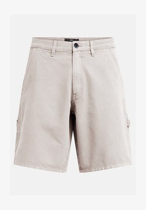 Beige casual shorts til kneet med beltehemper, sidelommer og frontlommer, samt knappelukking i livet.