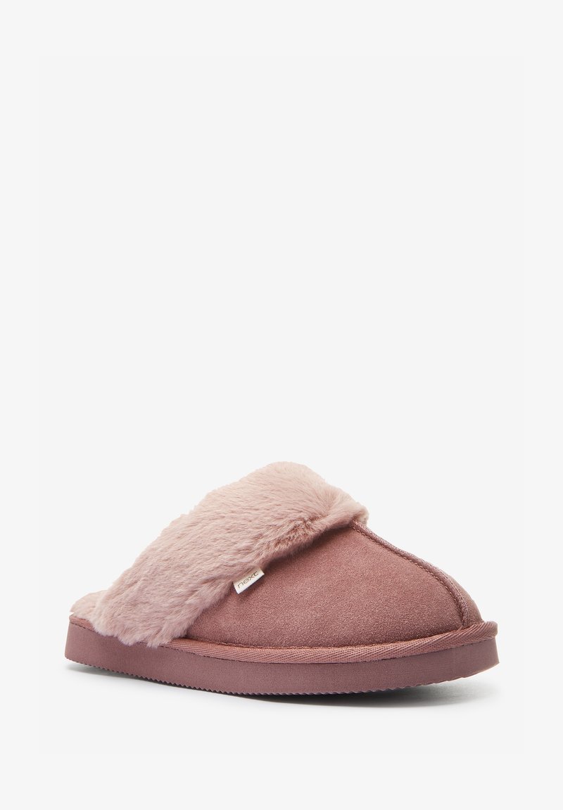 Pantofole rosa con morbida fodera in pelliccia, esterno vellutato, punta rotonda e suola textured per una buona presa.
