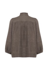 Blouse marron texturée avec un col haut, un détail de cou froncé et des manches bouffantes. Tissu lisse avec des variations subtiles de ton.