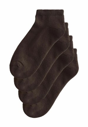 Négy pár egyszerű fekete bokazokni, gondosan egymásra helyezve, fehér háttéren.