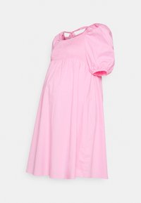 Vestido rosa de manga curta feito de um tecido suave, apresentando um corpinho franzido, mangas bufantes e um design com laço nas costas. Corte em A com uma silhueta fluida.