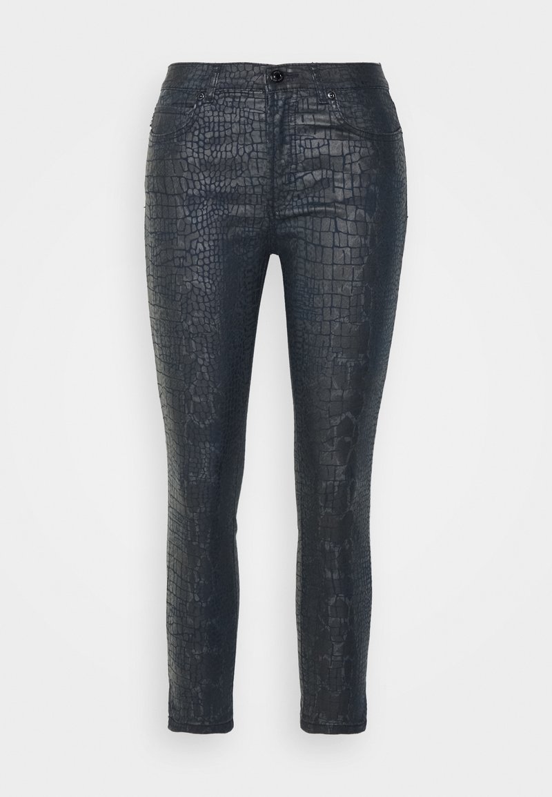 Pantalon noir slim-fit avec motif peau de crocodile, bouton et fermeture éclair devant, et poches avant et arrière.