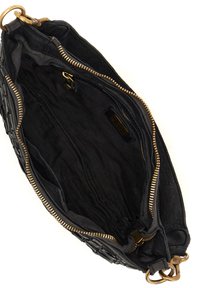 Borsa a tracolla in pelle nera con texture intrecciata, chiusura con zip dorata e scomparti interni. Interno foderato in tessuto nero con molteplici tasche.