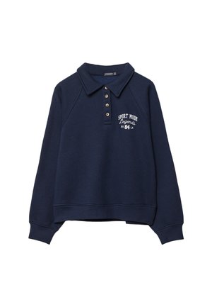 Dunkelblauer Pullover mit langen Ärmeln und Kragen, vier Knöpfen und weißem Text "SPORT MODE Legends EST. 84 LA" auf der linken Brust.