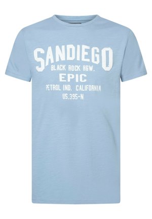 Camiseta de manga corta azul claro con texto blanco que dice "SAN DIEGO BLACK ROCK HGW. EPIC PETROL IND. CALIFORNIA US.395-N" en la parte frontal.