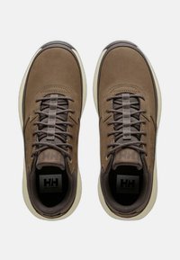 Zapatos de ante marrón con cordones grises y acentos de malla, que cuentan con una parte superior resistente y texturizada y una suela de color crema.