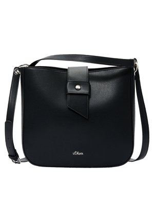 Schwarze Lederschultertasche mit verstellbarem Riemen, silberner Klappe mit Knopfverschluss und kleinem "s.Oliver" Logo in der Mitte vorne.