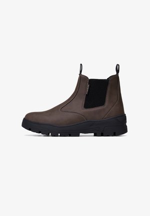Bottes chelsea en cuir marron avec des panneaux latéraux élastiques, une languette de tirage, une semelle en caoutchouc noir texturé et des coutures contrastées.