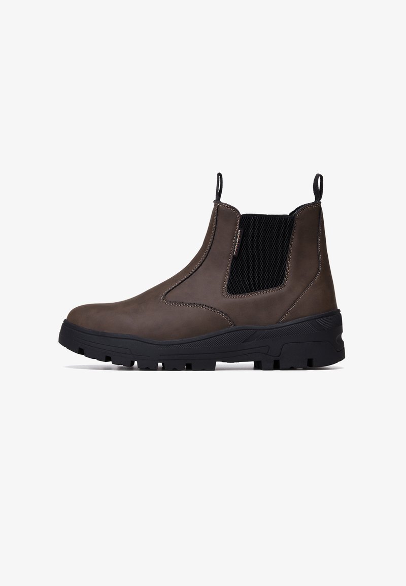 Botas de tobillo de cuero marrón con paneles laterales elásticos, asa de tiro, suela de goma negra texturizada y detalle de costura en contraste.