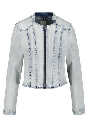 Chaqueta vaquera azul claro desgastada con mangas largas, cremallera frontal y detalles de costuras sobre un fondo blanco.
