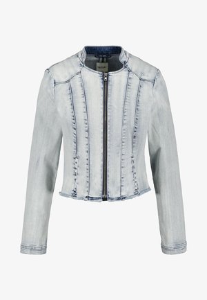 Lichtblauwe verwassen spijkerjas met lange mouwen, een rits aan de voorkant en naaddetails op een witte achtergrond.