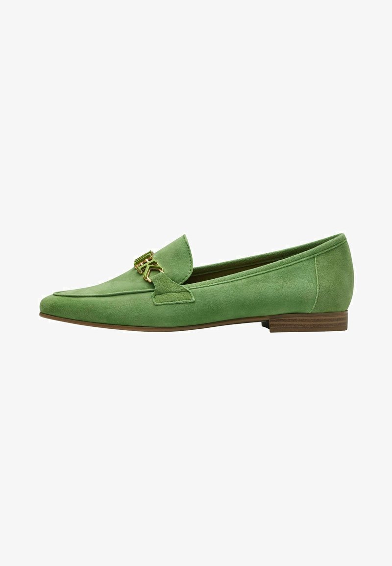 Zielone zamszowe loafersy z płaskim obcasem, z zagiętym klapą i złotymi akcentami. Gładka tekstura, minimalistyczny design.