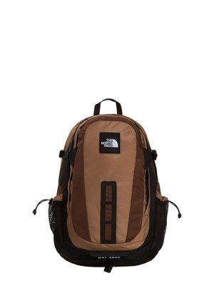 Sac à dos The North Face marron et noir avec logo sur le devant, poches latérales en mesh et poignée supérieure, sur fond blanc.